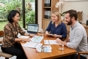 "Konsultan sedang memberikan penjelasan mengenai prosedur izin tinggal Indonesia kepada klien asing di kantor yang nyaman."