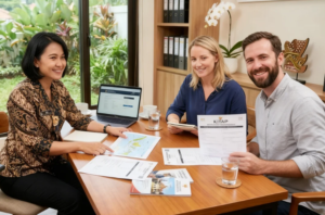 Konsultan profesional membantu klien warga asing mengurus dokumen perizinan KITAP di kantor imigrasi Indonesia dengan ramah.