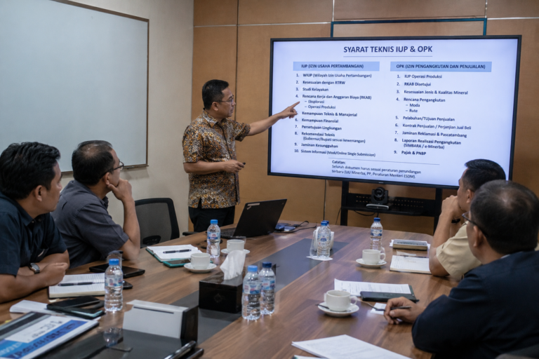 Konsultan sedang menjelaskan alur pengurusan izin usaha pertambangan.