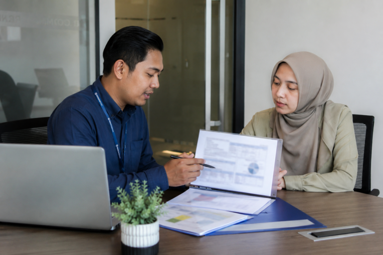 Tim konsultan jasa pembuatan izin usaha sedang berdiskusi dengan klien.